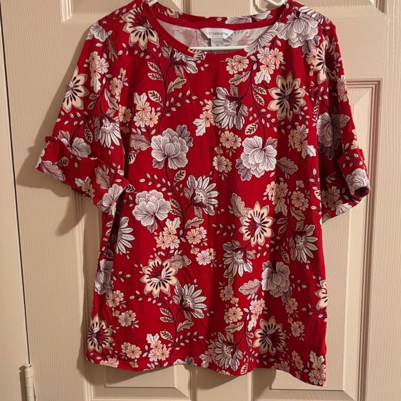 LizClayborn red and black floral knit top - Picture 1 of 2